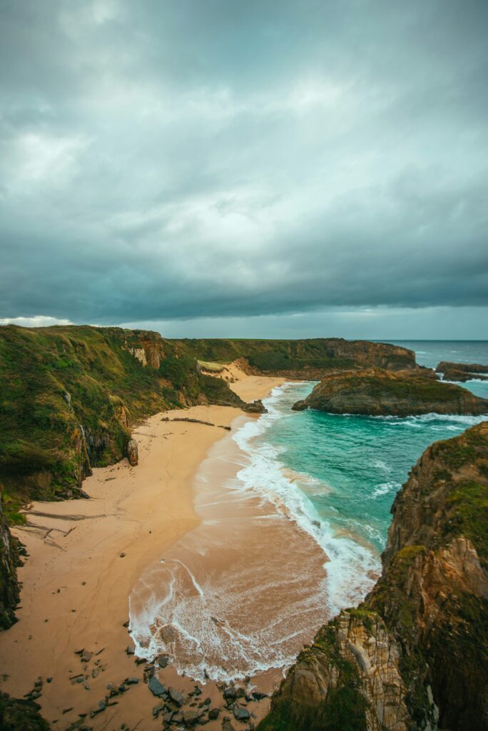 Une plage déserte en Galice en Espagne.