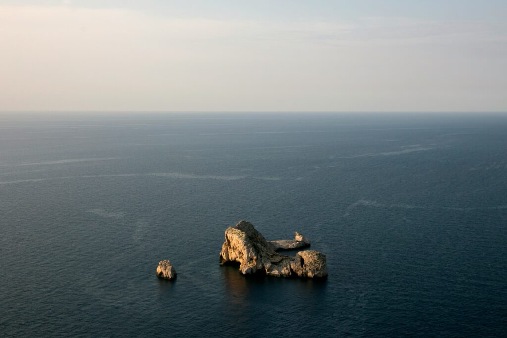 Rocher au milieu de la mer en Espagne.