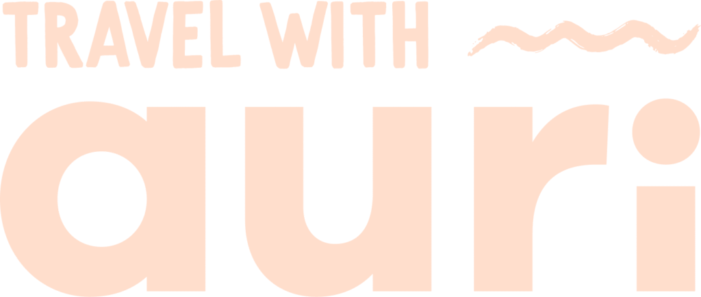 Logo de la marque de travel planning Travel With Auri en version claire