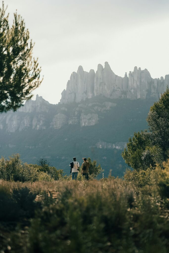 Deux voyageurs devant un massif montagneux en Catalogne dans le cadre d'un voyage personnalisé en Espagne.