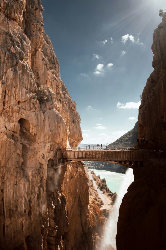 Randonnée sur des ponts suspendus dans des gorges, parfait comme voyage sur mesure en Espagne.