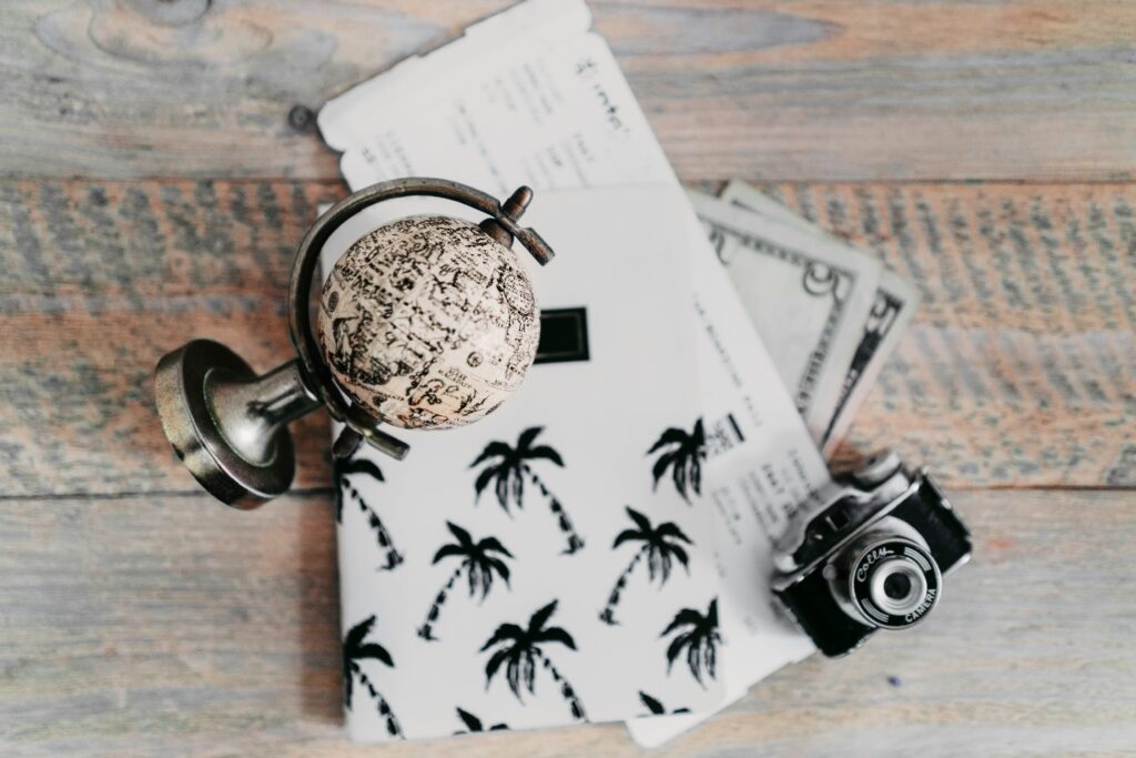 Globe et billets d'avion, illustrant qu'est-ce qu'un travel planner.