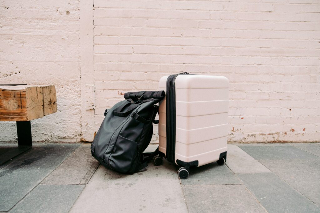 Un bagage posé à côté d'une valise dans le cadre d'un voyage sur mesure organisé par un travel planner.