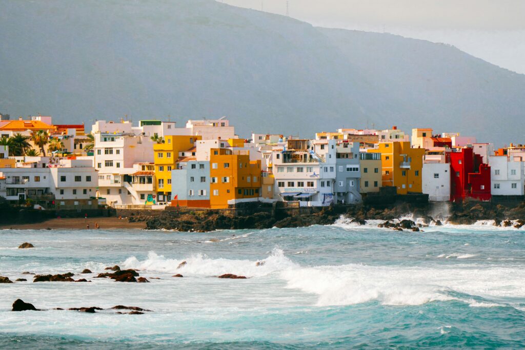 Paysage marin avec immeubles colorés en fond à Tenerife, l'une des destinations de travel planner.
