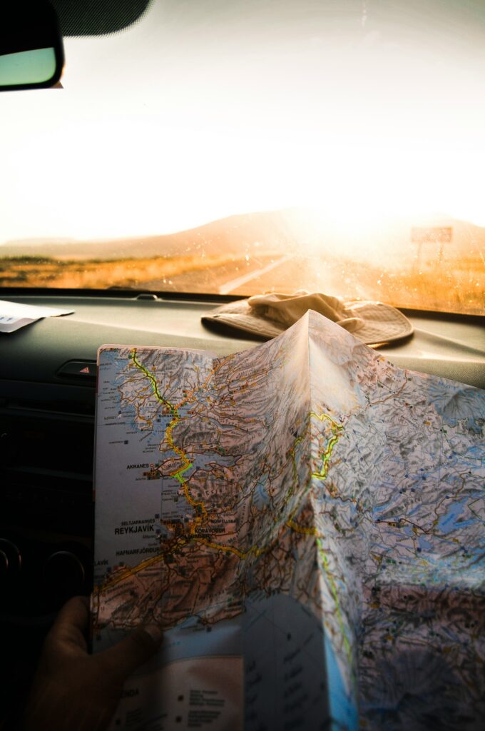 Une carte dans une voiture au coucher du soleil montrant l'importance du travel planning